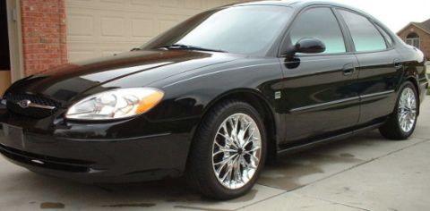 2000 Ford Taurus - This black 2000 Ford Taurus sedan features custom chrome rims and a clean exterior.