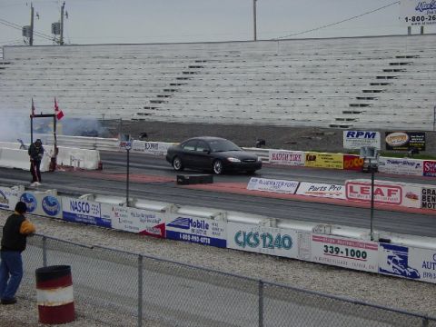 2000 Ford Taurus - A 2000 Ford Taurus is on the drag strip, preparing for a race.