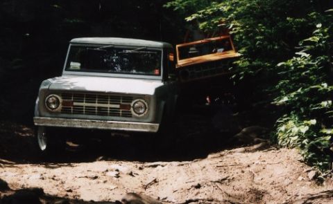 1987 Ford Bronco - Couple of EBs plunge ahead. Stock EBs do AMAZINGLY well at Tellico.