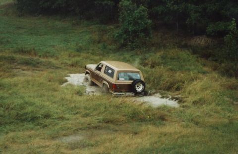 1987 Ford Bronco - Rick powers through the smaller pit.
