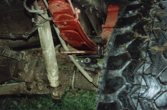 OK, so here's the secret.  This is the driver's side rear spring, viewed from the front.  The sping rocker is pivoting.  This spring is under NO pressure.