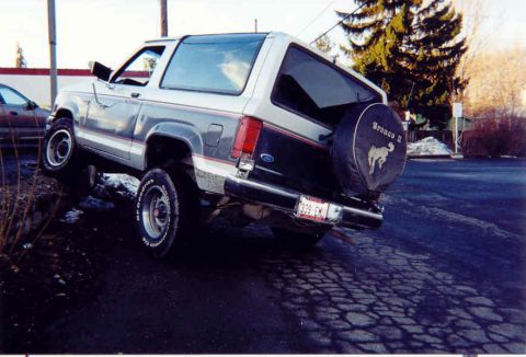 1989 Ford Bronco II - Climbing the wall