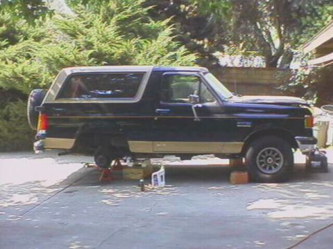 1989 Ford Bronco - Time to lift up the rear and check out the axles/differential.