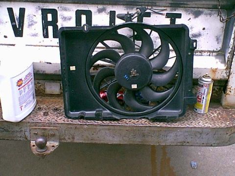 1983 Ford Bronco - here is the back side of the fan. it came complete as seen in the picture.