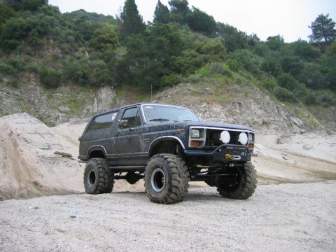 1985 Ford Bronco - This modified Ford Bronco appears to be from the early 1980s, not the claimed 1985 model year.