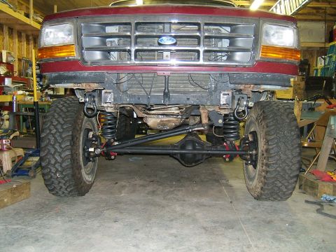 1993 Ford Bronco - Front axle and suspension of a Ford Bronco, likely from the 1992-1996 generation, modified for off-road use.