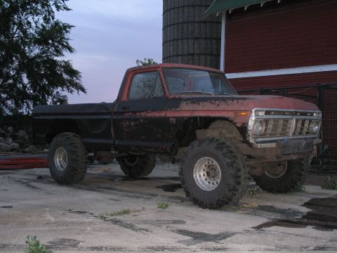 1973 Ford F-250 - A shot of the 73 after the fenders have been trimmed to clear the 39.5 IROKs.