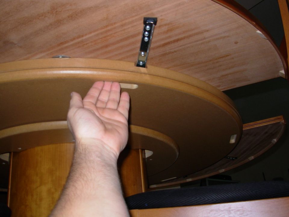 It's operated by this ring below, which has finger-notches.  As you turn the ring CW, the top opens.