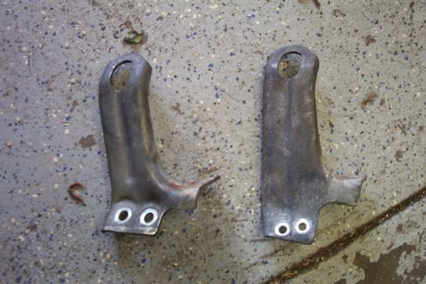1995 Ford Taurus - Two engine mounts are shown on a concrete surface, with a website address visible in the lower right corner.