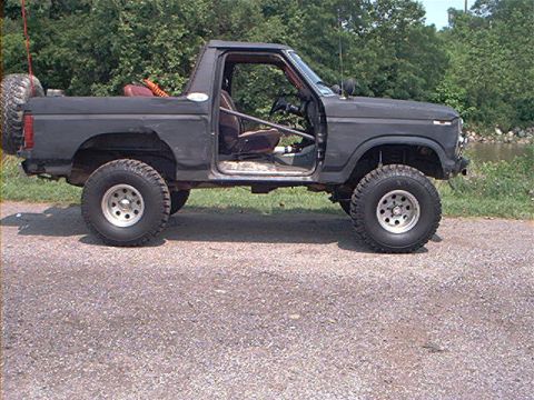 1986 Ford Bronco - This modified Ford Bronco has a roll cage and the driver's door removed.