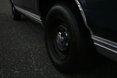 1989 Ford Crown Victoria LTD - Close-up of a dark sedan's wheel and side trim, with a Supermotors watermark visible.