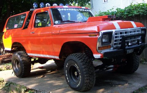 1978 Ford Bronco - This lifted 1978 Ford Bronco features racing stripes and a prominent hood scoop.