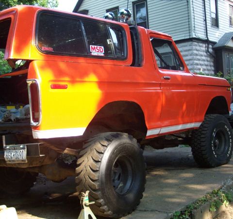 1978 Ford Bronco - This lifted 1978 Ford Bronco has a white stripe and large off-road tires.