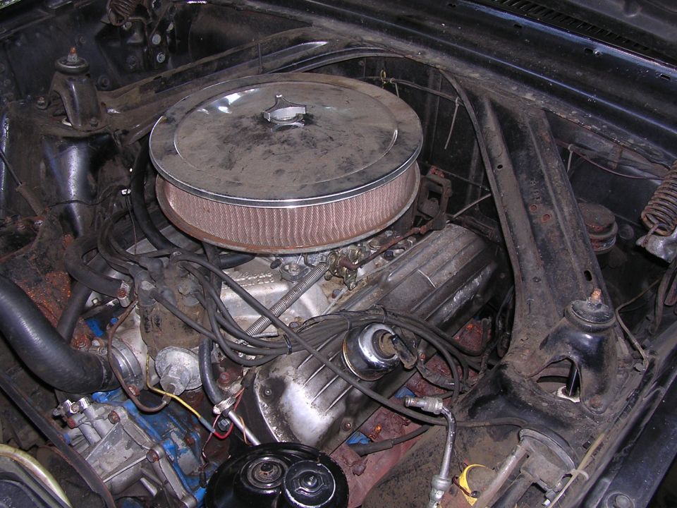 Engine bay with V8 engine and chrome air cleaner