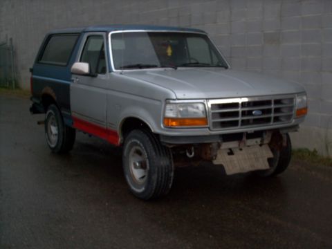 1990 Ford Bronco - This Ford Bronco appears to be from the 1992-1996 generation, not a 1990 model.