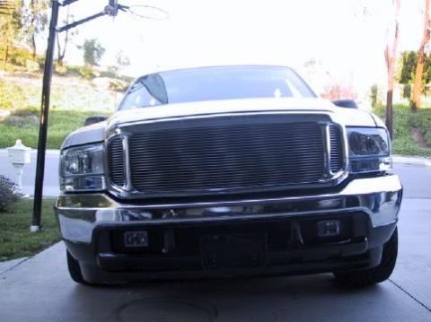 2001 Ford Excursion - The vehicle's grille has been modified with horizontal bars.
