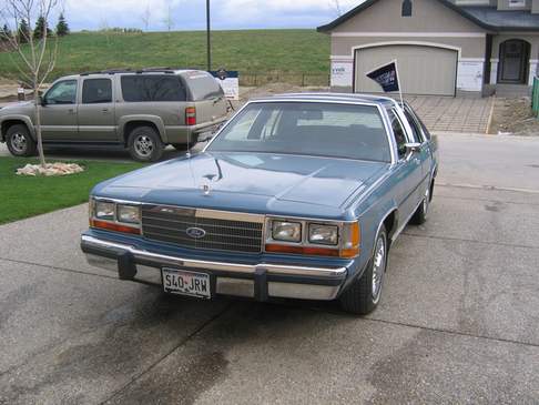 1988 Ford Crown Victoria LTD “Dorothy”