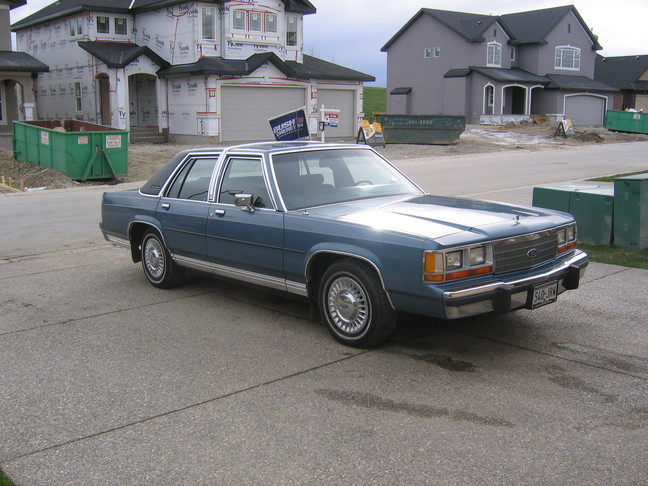 1988 Ford Crown Victoria LTD “Dorothy”