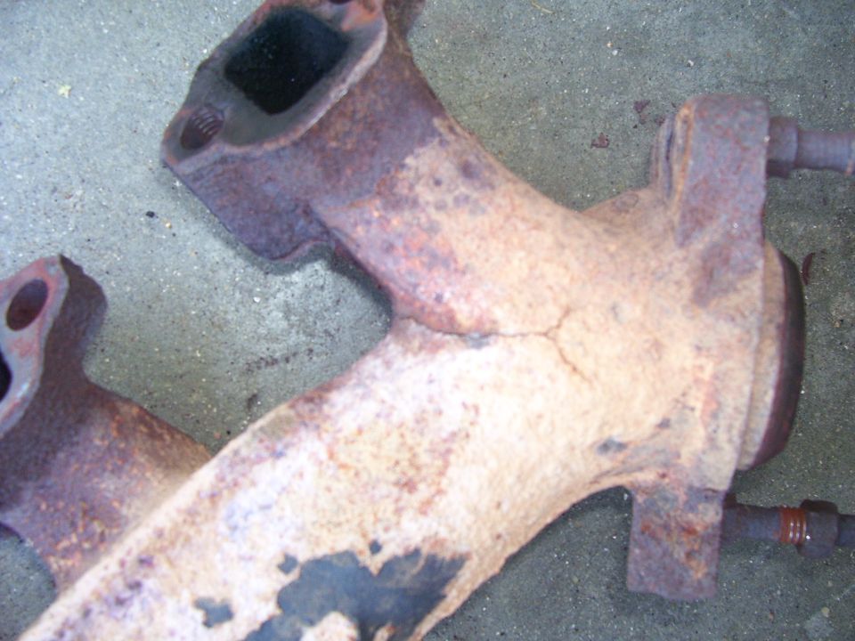 Other side of pass. manifold. The crack almost makes a full circle.