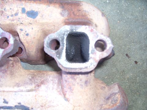 1992 Ford Bronco - #8 exhaust port, lots of junk from the PCV.