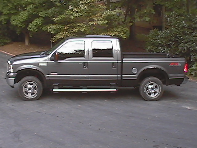 Gray 2005 Ford F-250 Super Duty crew cab pickup truck parked on asphalt