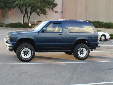 1998 Ford Taurus - clos up of painted 4x4 blazer