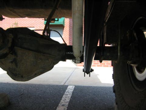 1979 Ford Bronco - Mount to axle of traction bar