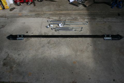 1995 Jeep Cherokee - Various automotive parts are displayed on a concrete floor, with a watermark from SuperMotors.net visible.