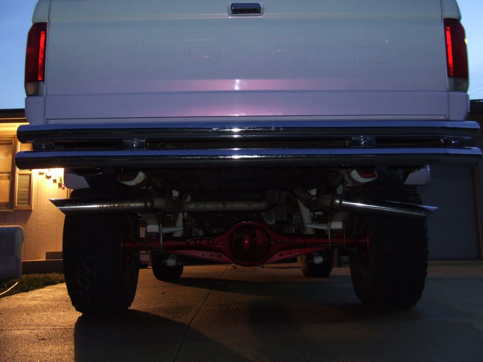 1988 Ford F-150 rear axle and exhaust pipes