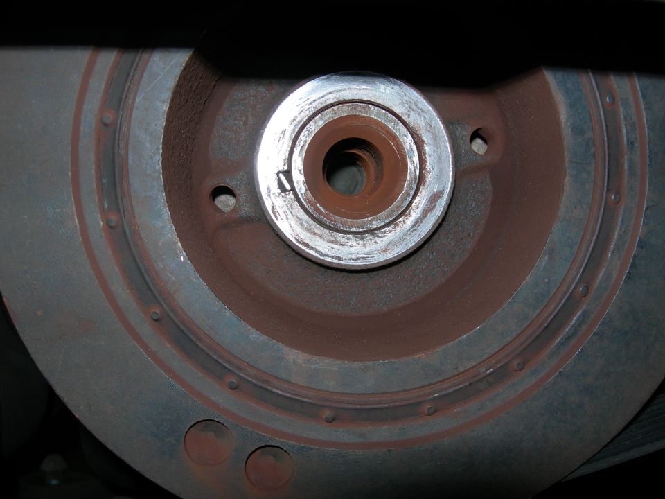 Crankshaft pulley with rust and a metal keyway