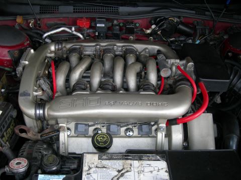 1992 Ford Taurus - The engine bay of a 1992 Ford Taurus SHO, its 24 valve DOHC engine.