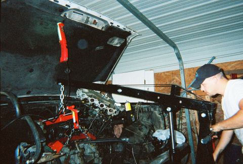 1988 Ford Bronco - Pulling the engine out.