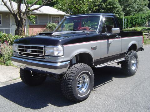 1989 Ford Bronco - This lifted 1989 Ford Bronco features a black and silver two-tone paint scheme and BFGoodrich Mud-Terrain T/A tires.