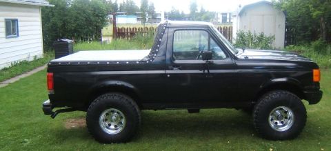 1987 Ford Bronco - Side