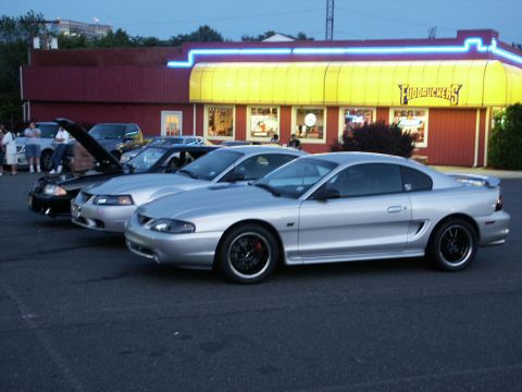 2001 Mercury Grand Marquis - Several cars are parked in a lot in front of a Fuddrucker's restaurant.