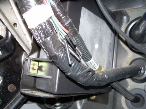2002 Ford F-250 - 08 Customer upfitter wires dash side