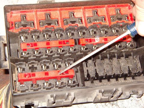 1983 Ford Bronco - Releasing the lock shield for maxi-fuse positions. See also: [url=https://www.supermotors.net/registry/media/849725] https://www.supermotor…