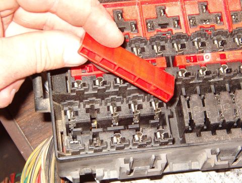 1983 Ford Bronco - Lock shield for maxi-fuse positions. See also: [url=https://www.supermotors.net/registry/media/849725] https://www.supermotors.net/getfile/…