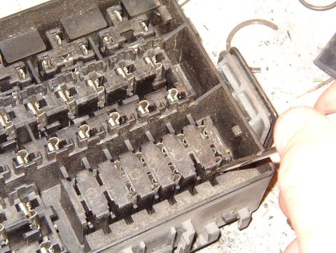 1983 Ford Bronco - The standard blade lock tabs are outboard of the fuse terminals. See also: [url=https://www.supermotors.net/registry/media/849725] https://…