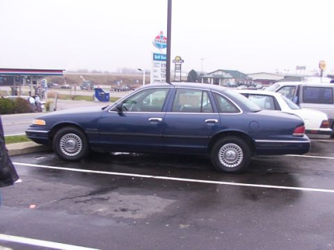 1995 Ford Crown Victoria - side