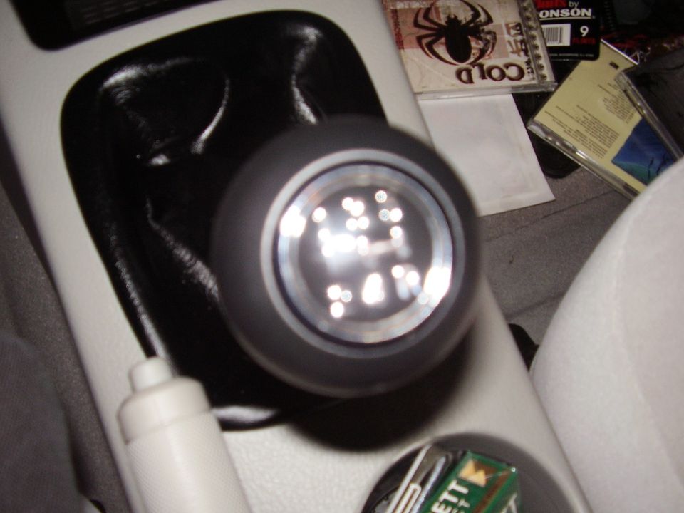 Manual transmission shift knob with 5-speed pattern