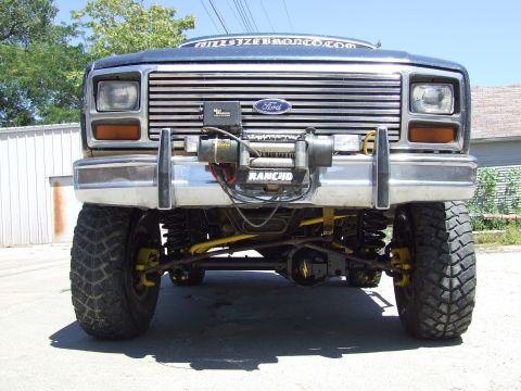 1986 Ford Bronco - Front view of a 1986 Ford Bronco a winch and modified suspension components.
