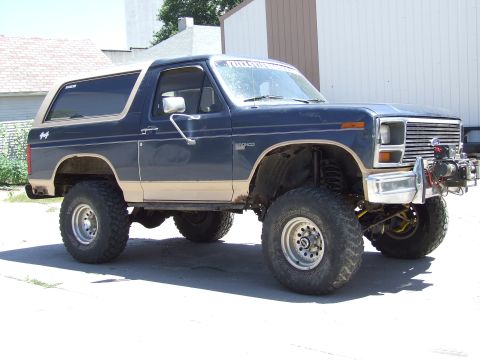 1986 Ford Bronco - This 1986 Ford Bronco features a lifted suspension and a front-mounted winch.