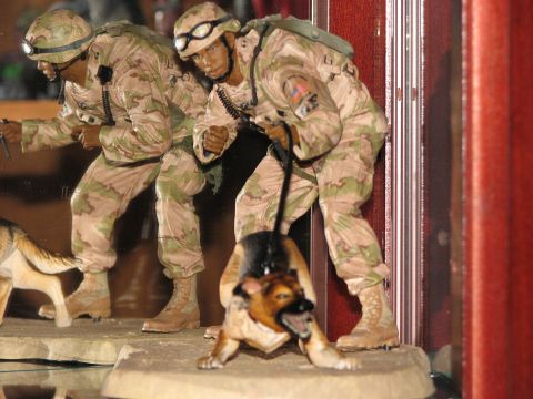 1991 Ford Bronco - A diorama depicts toy soldiers and dogs in a scene, with a watermark at the bottom right.