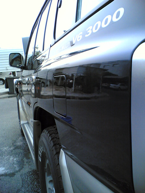 2000 Mitsubishi Montero - Side view of a 2000 Mitsubishi Montero, highlighting the V6 3000 badge and rear quarter panel.