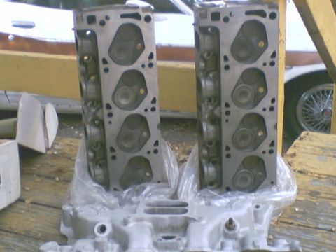 1972 Ford Ranchero - The close chamber heads and intake manifold that will be replacing the open chamber heads and stock manifold