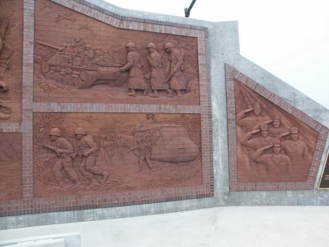 2001 Mercury Grand Marquis - A large brick relief sculpture depicts scenes of soldiers in combat and saluting.