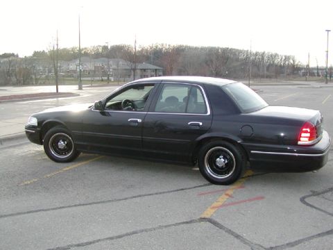 2001 Ford Crown Victoria photo
