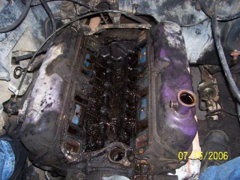 1987 Ford Bronco - Look at the sludge hiding under the intake