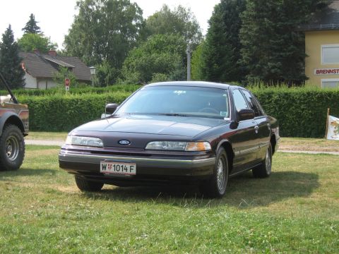 1992 Ford Crown Victoria photo